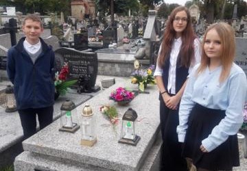 Wizyta na grobie patrona szkoły i nauczycielki